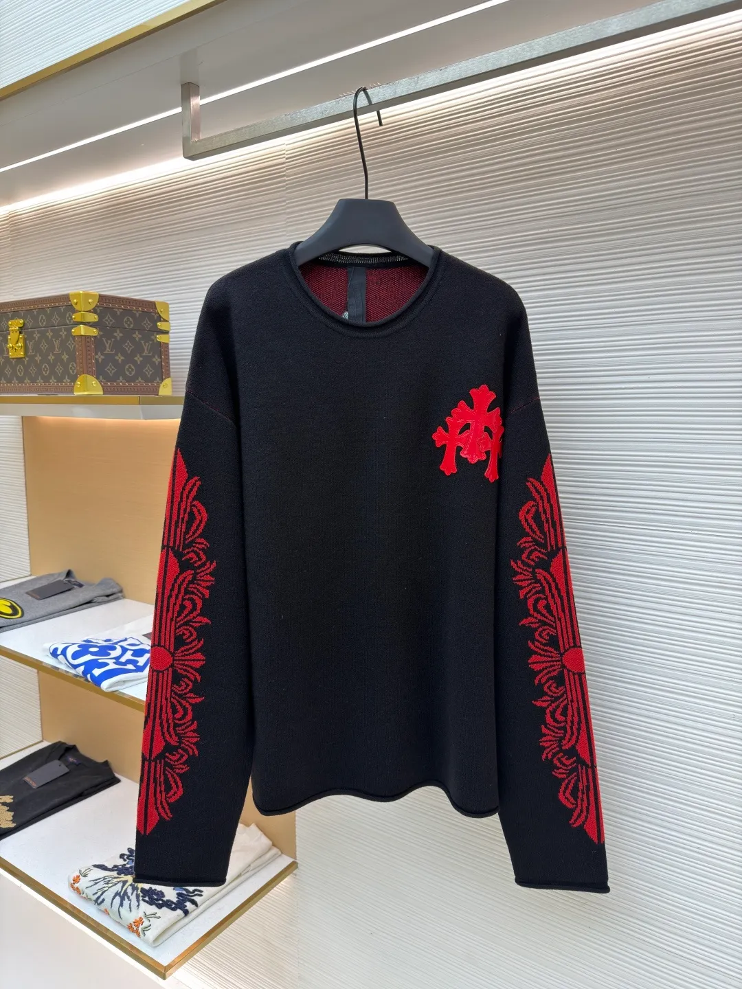 2233Chrome Hearts patent leather cross cashmere sweater ●Item number: 1682233-B05 ●Fabric: wool blended fabric ●Technology: knitted ●Color: black and red ●Version: loose fit ●Weight: about 565 grams ●Size: One size fits all ●Description: The original version was purchased from Hangzhou National Specialty School for 45,000. The fabric is made of custom-spun cashmere yarn. It feels soft and waxy. Sesame base technology is matched with arm jacquard technology. (The jacquard size will change with the number of yarn components. The yarn must be custom-woven). Customized chest patent leather Cross. Processed with imported TAJIMA machines. Customized accessories. Produced by major manufacturers that test workmanship. Full of street feel. Compare workmanship details to counters. Flash sale version on the market. The overall wiring is straight and delicate, the fabric is comfortable and soft, and the color is consistent without color difference. It can be matched with the same style to create a fashionable look, and can be used in various occasions. Customized accessories, complete with three standards, same style for men and women!